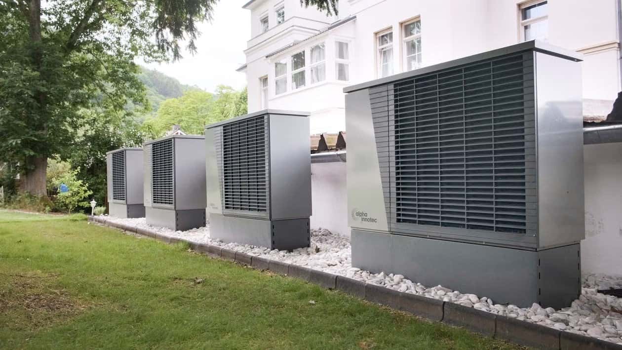 Luft-Wasser-Wärmepumpe an einem Einfamilienhaus