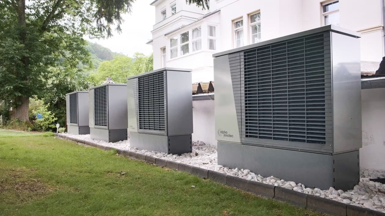Luft-Wasser-Wärmepumpe an einem Einfamilienhaus