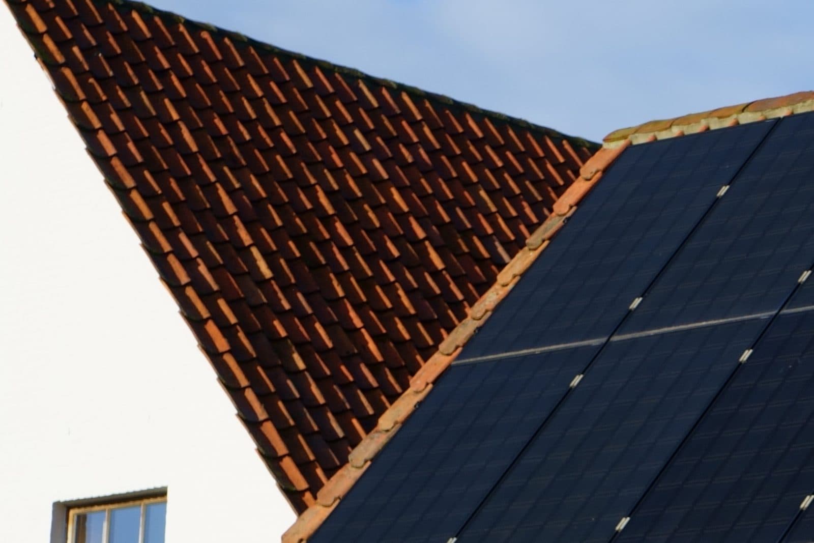 Photovoltaik-Anlage auf einem Ziegeldach