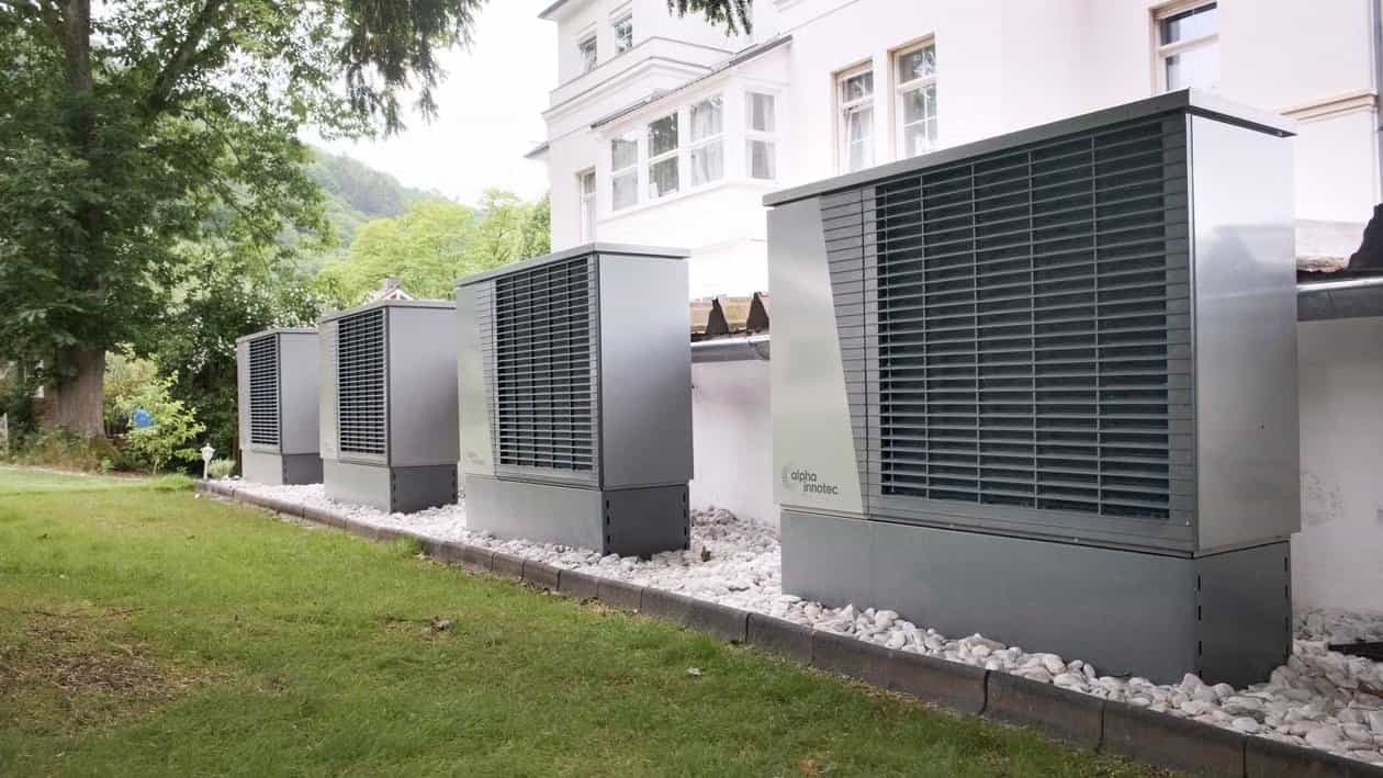 Wärmepumpe an einem Einfamilienhaus, montiert von der Koster AG